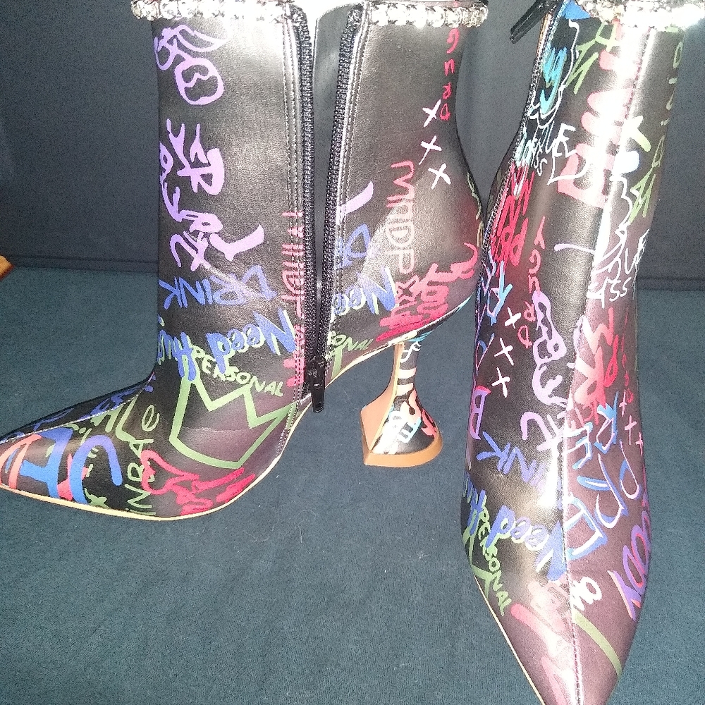 Boots - Picture 3 of 10